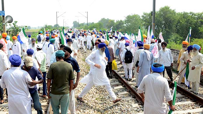 पंजाब : किसानों के रेल रोको आंदोलन का आज तीसरा दिन, 13 स्थानों पर किसान रेल ट्रैकों पर दे रहे धरना