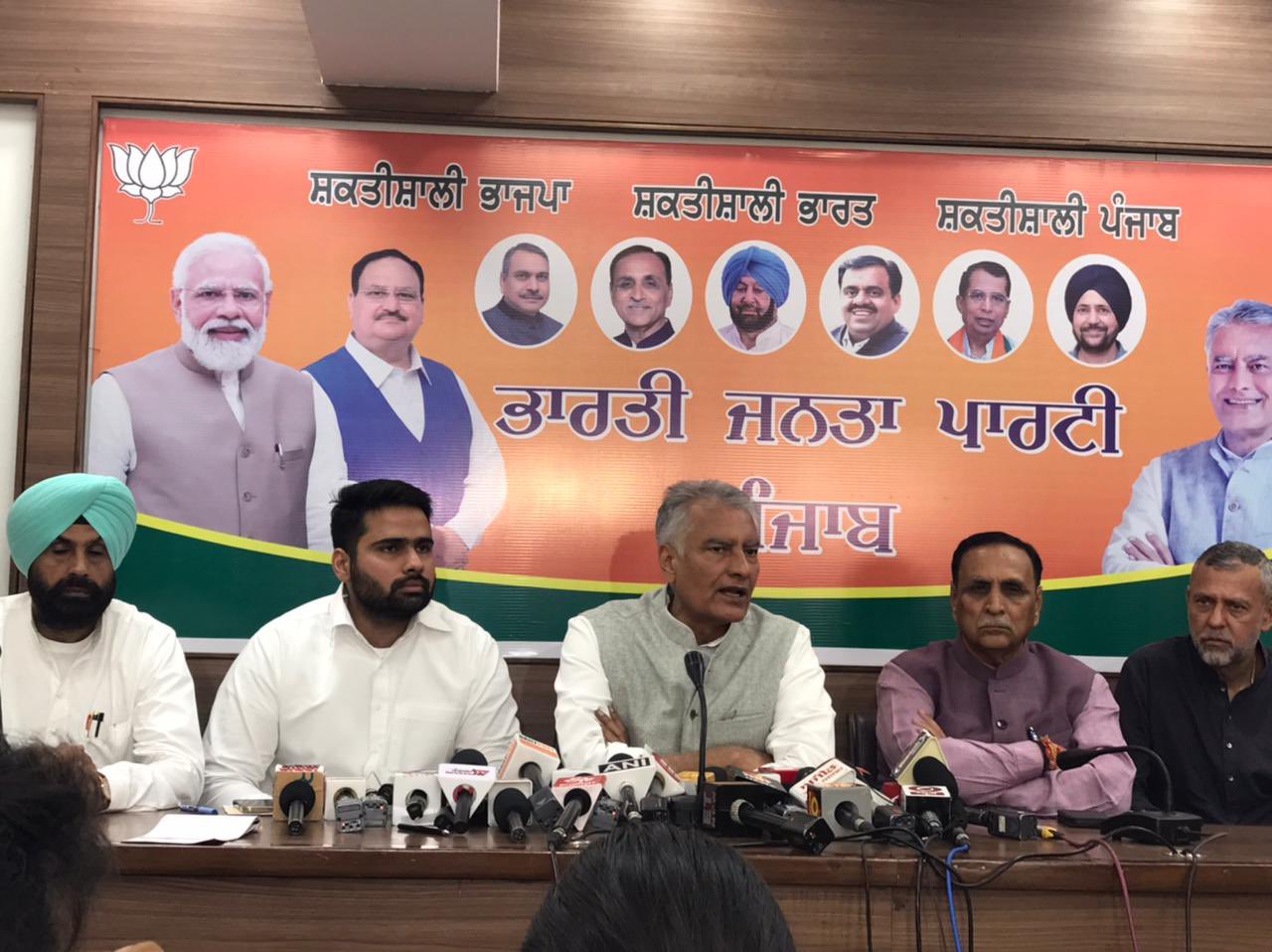 Punjab Youth Congress के उप-प्रधान अक्षय शर्मा ने दिया इस्तीफा, सुनील जाखड़ ने शर्मा को बीजेपी में करवाया शामिल