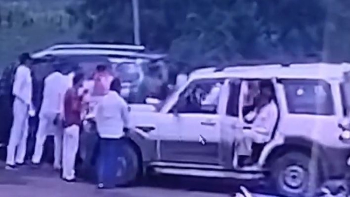 जन आशीर्वाद यात्रा में विवाद VIDEO: दो नेता आपस में भिड़े, बीजेपी ने नोटिस जारी कर मांगा जवाब    