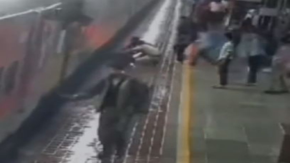 ट्रेन में चढ़ते वक्त फिसला युवती का पैर, RPF के जवान ने ऐसे बचाई जान, VIDEO वायरल 