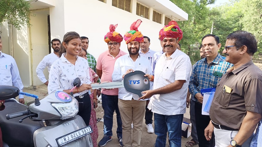 Rajasthan News: 91 छात्राओं को स्कूटी की चाबी मिलने पर छात्राओं के चेहरे पर छाई खुशी