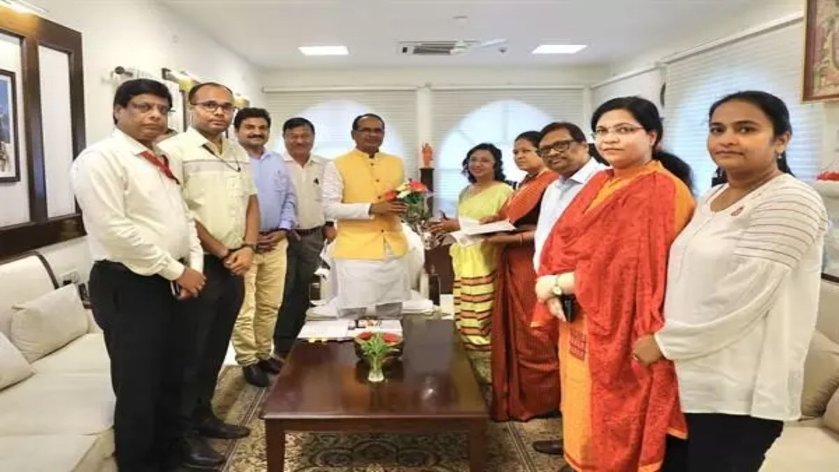 CM शिवराज बोले- अधिकारियों और कर्मचारियों के प्राप्त सुझावों पर होगा अमल, समिति की जाएगी गठित   