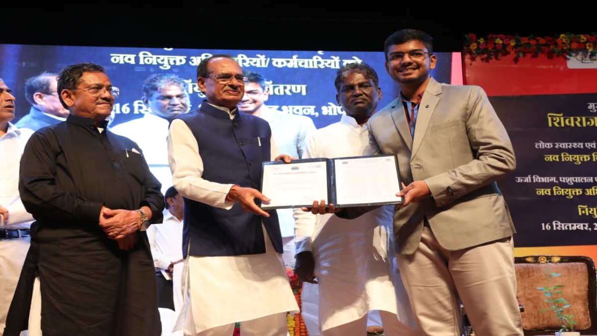 CM शिवराज ने डॉक्टर्स को दिए नियुक्ति पत्र, कहा- मरीजों पर स्नेह और प्रेम की वर्षा करें, ताकि वो जल्दी स्वस्थ हो जाएं 