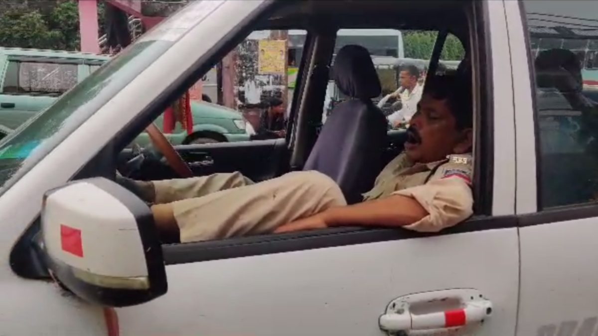 MP में ये कैसी कानून व्यवस्था ? बीच सड़क पर खड़ी की गाड़ी, नशे की हालत में पुलिसकर्मी बेहोश, डायल 100 से पायलट नदारत, सड़क पर लगा जाम