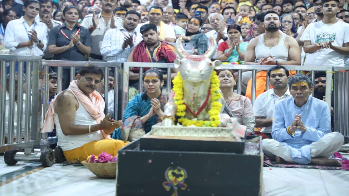 महाकाल की शरण में बैडमिंटन स्टार: साइना नेहवाल ने भगवान महाकाल के किए दर्शन, कहा- देश में सभी खिलाड़ी अच्छा प्रदर्शन कर रहे, मेरी वजह से…