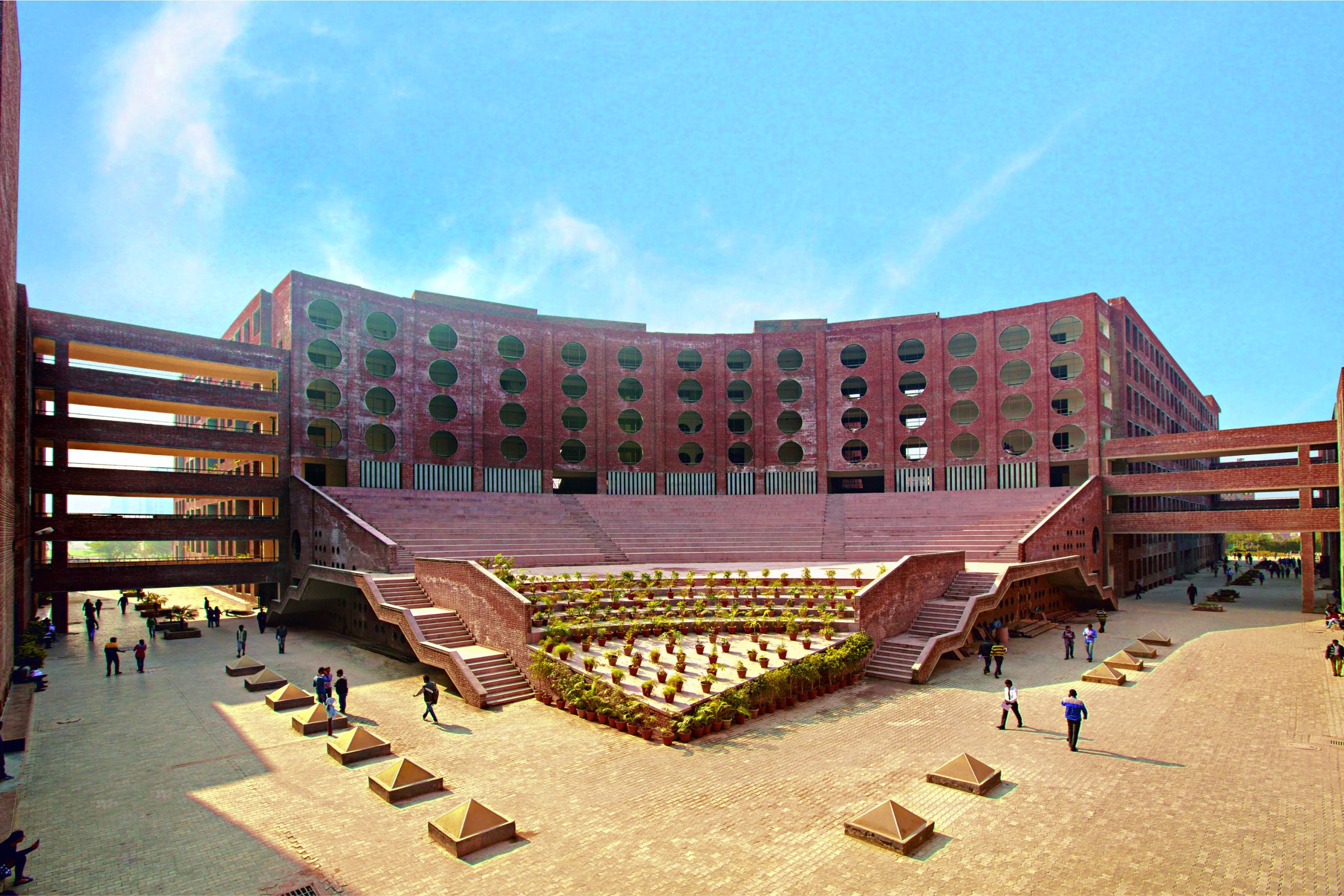 Lovely Professional University के लॉ-गेट के नजदीक कुछ युवकों पर 30 हथियारबंद बदमाशों ने किया हमला