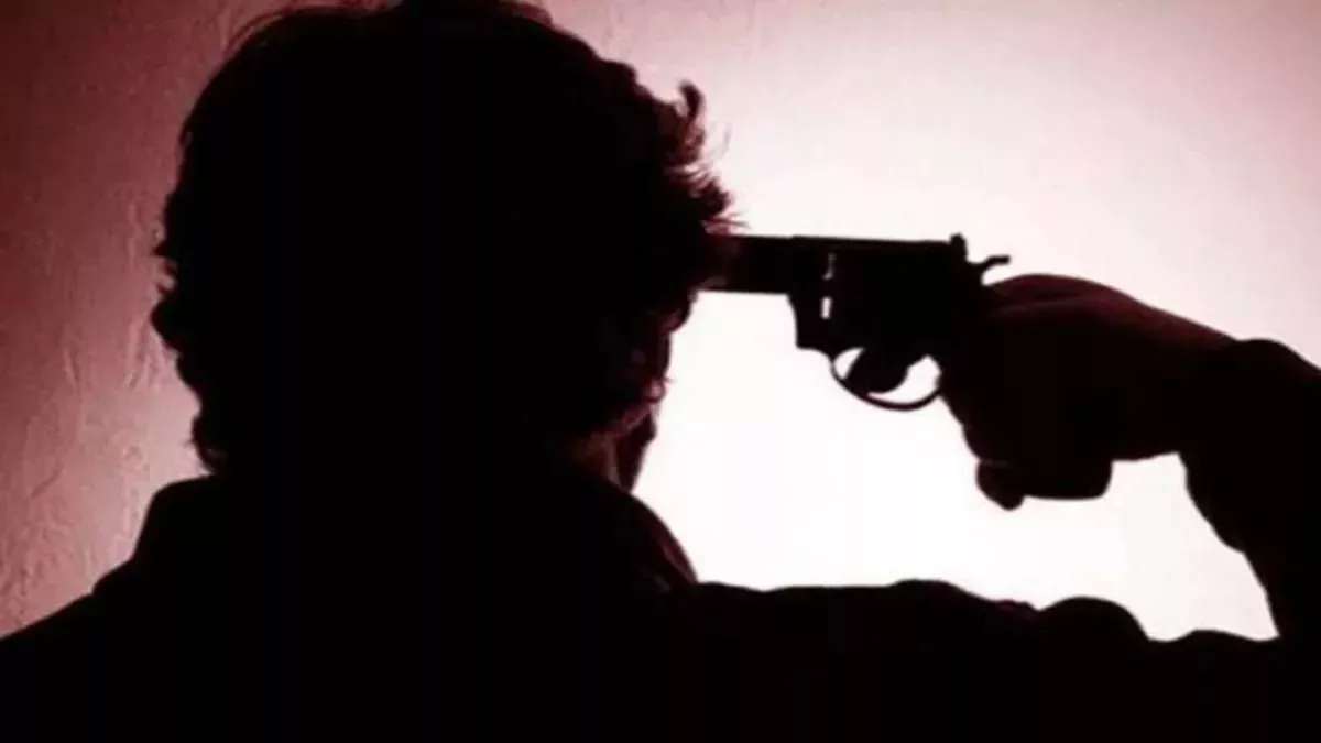 Suicide: युवक ने कनपटी पर गोली मारकर की खुदकुशी, इस घटना के 2 घंटे बाद युवती ने फांसी लगाकर दी जान