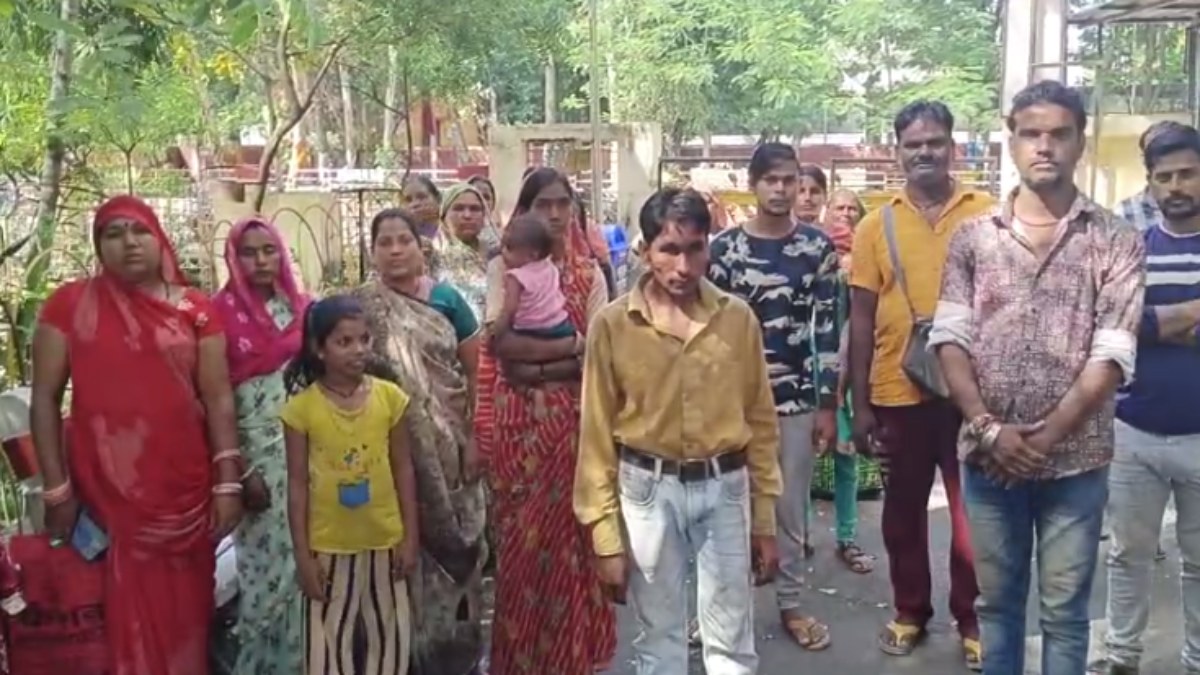 महाकाल मंदिर के बाहर दुकान लगाने वाले दर-दर भटकने को मजबूर: कहा- नहीं हुई सुनवाई तो कर लेंगे आत्महत्या….