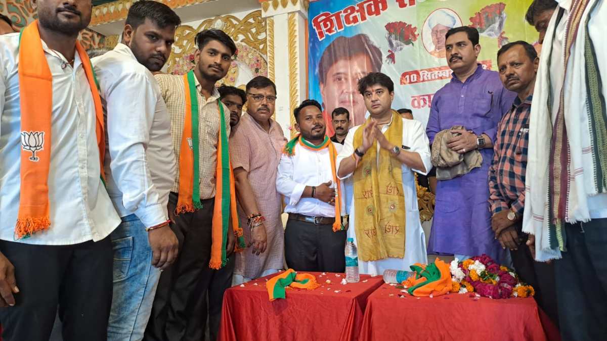 MP News: BSP के सैकड़ों कार्यकर्ता बीजेपी में शामिल, केंद्रीय मंत्री सिंधिया ने पार्टी का गमछा पहनाकर किया स्वागत