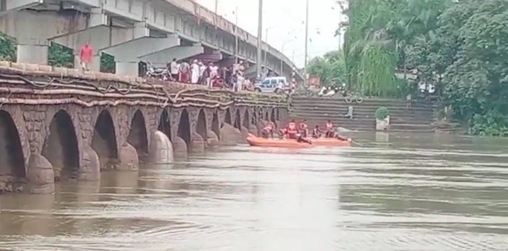 CG Breaking News: शिवनाथ नदी में गिरी कार, पति-पत्नी और 2 बच्चों की मिली लाश… खाना खाने गए थे ढाबा