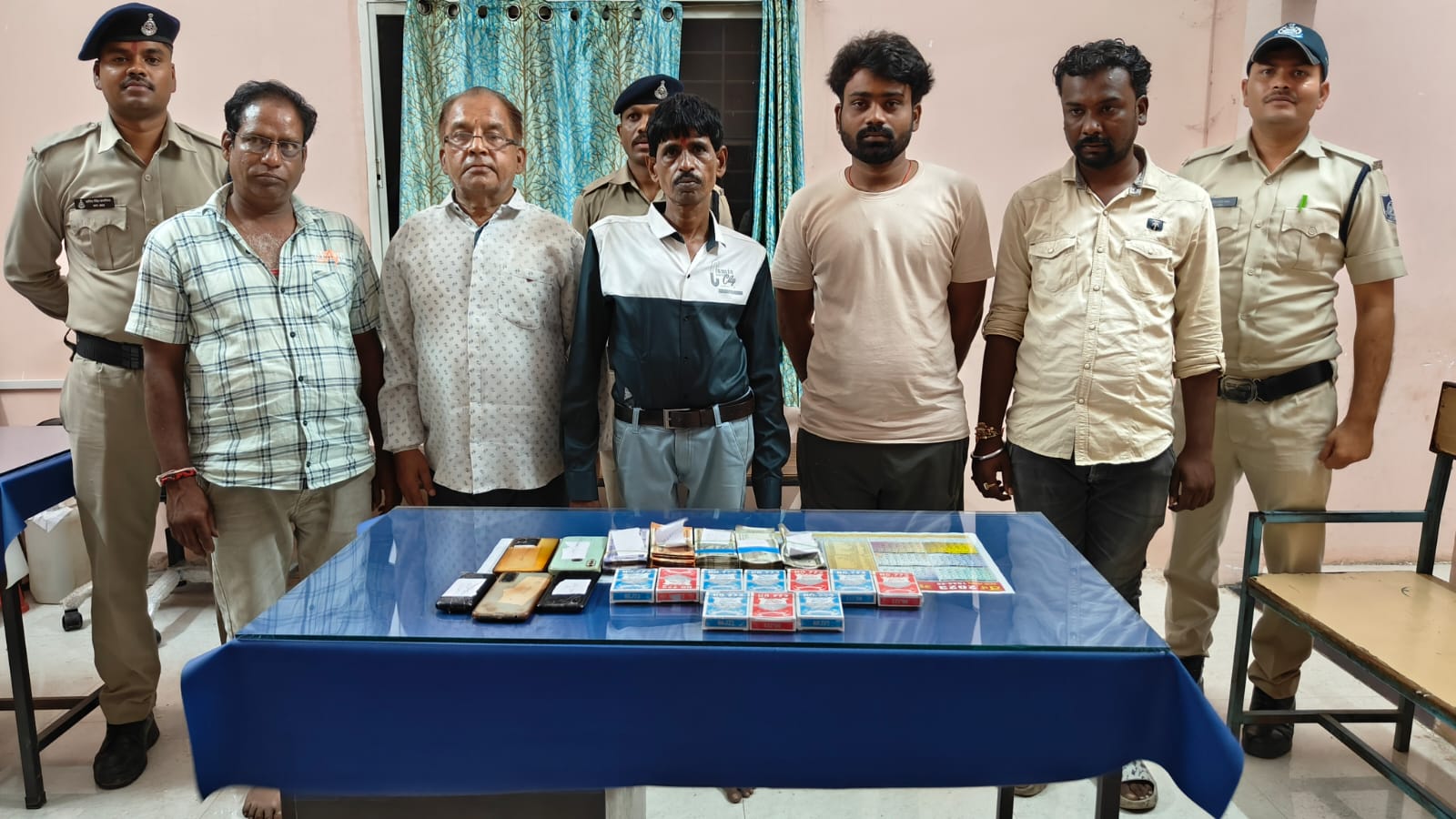 Dhar News: जुआ खेलते 21 आरोपी गिरफ्तार, 2 लाख से अधिक कैश जब्त, इधर गैस की अवैध रिफिलिंग करते 5 आरोपी पकड़ाए