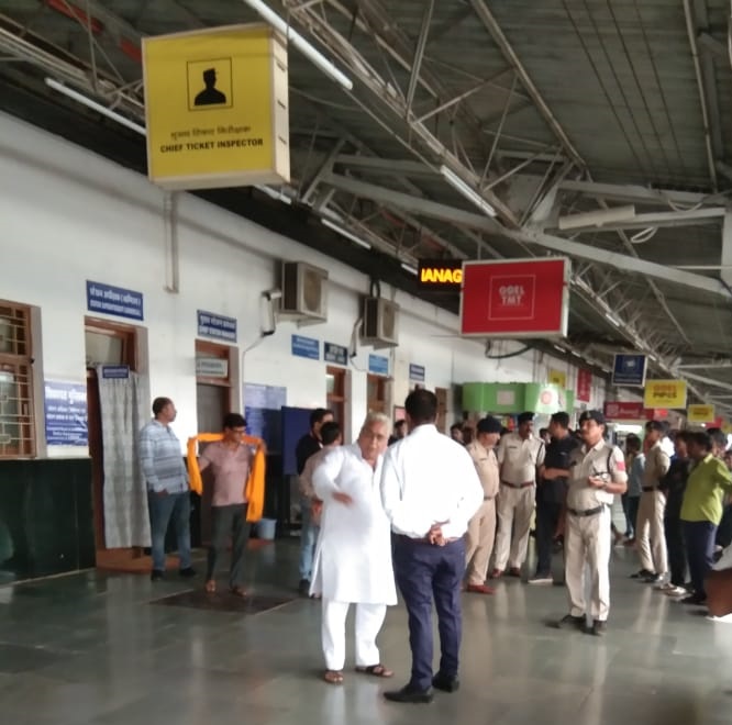 दुर्ग रेलवे स्टेशन में वेंडरों ने कमर्शियल स्टॉफ से मारपीट के बाद विधायक को बुलाया, वोरा रेलवे स्टेशन पहुंचे