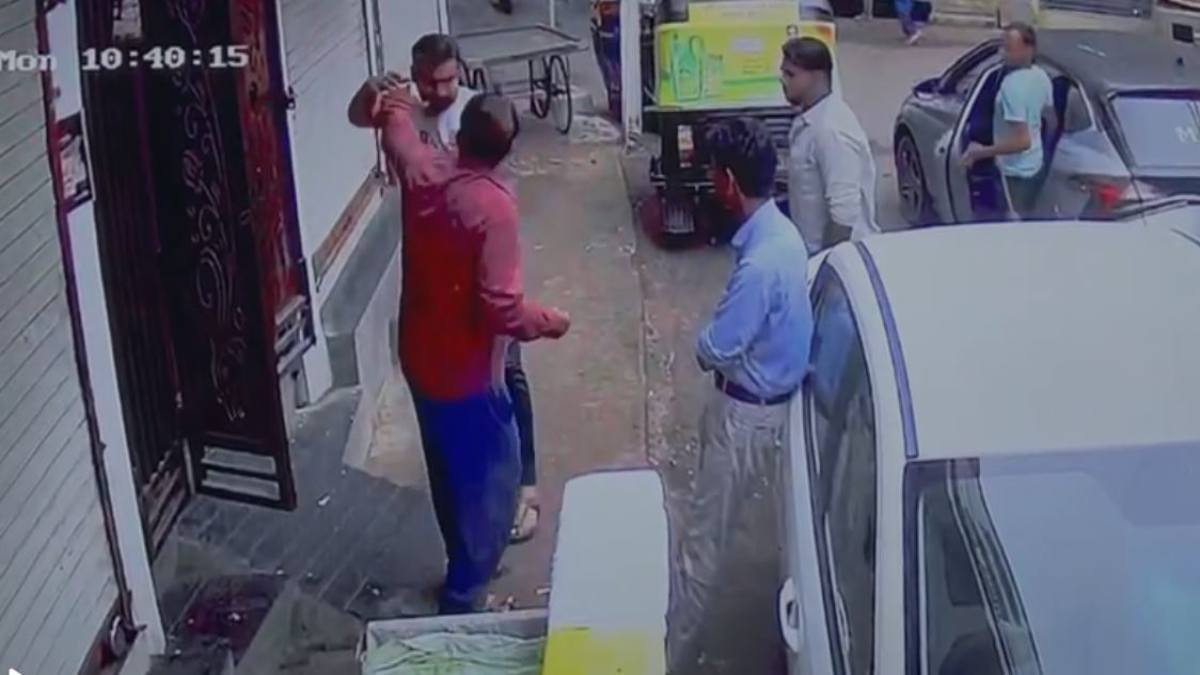 गैंगस्टर मुख्तार के बेटे ने मचाया उत्पात: बुजुर्ग पर किया बेसबॉल से हमला, पीड़ित के बेटे से बीती रात की थी मारपीट, वारदात CCTV में कैद