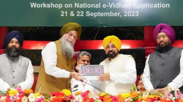 Punjab News: देश का पहला राज्य बना पंजाब, जिसका विधानसभा हुआ पेपरलैस, विधायक चलाएंगे टैब