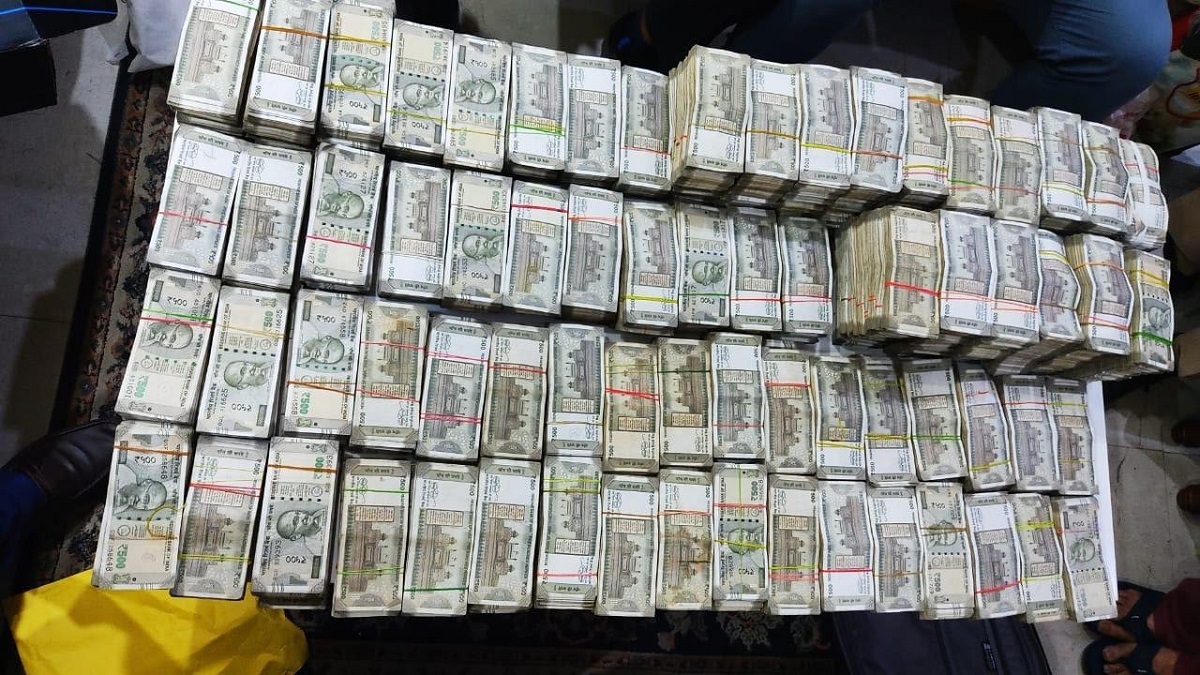 CBI Raid Update: रेल अफसर के घर से मिले 2.64 करोड़ Rs Cash