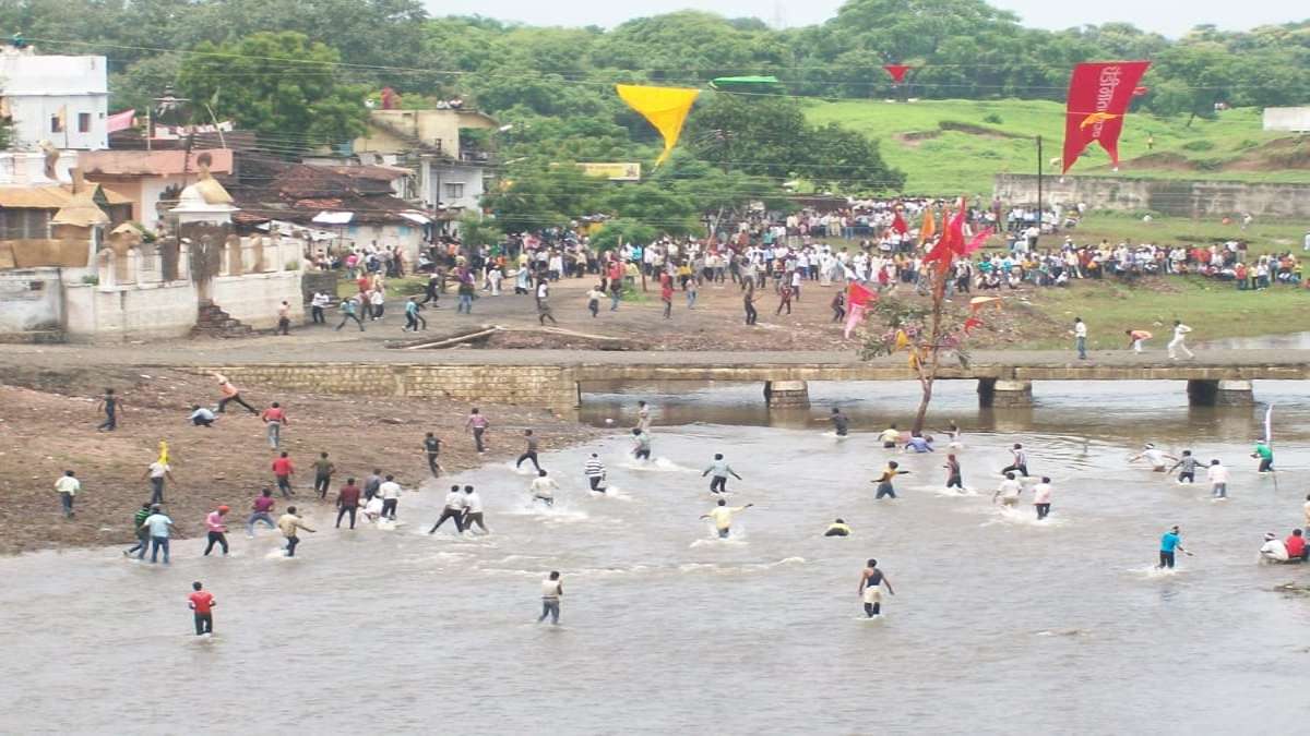 पांढुर्णा में कल विश्व प्रसिद्ध गोटमार मेलाः प्रशासन ने ली शांति समिति की बैठक, धारा 144 के बाद भी लगे पत्थरों के ढेर, 1955 से 2022 तक 14 लोगों की मौत