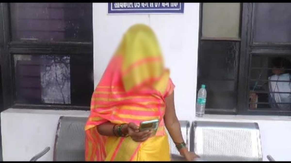 पड़ोसी ने एडिट कर मां-बेटी के बनाए अश्लील फोटो: पैसे ना देने पर कर दिया वायरल, महिला ने SP से की शिकायत