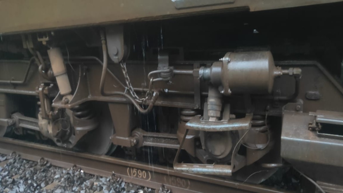 रेल हादसा: दुरंतो ट्रेन हुई बेपटरी, ट्रेन के दो बोगी में लगी आग, मची अफरा-तफरी, कोई जनहानि नहीं