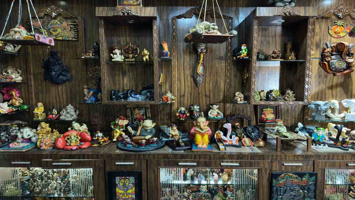 Ganesh Chaturthi Special: इंदौर का एक ऐसा परिवार जिसने घर को बनाया संग्रहालय, 4 हजार से अधिक गणेश प्रतिमाओं से सजा गृह