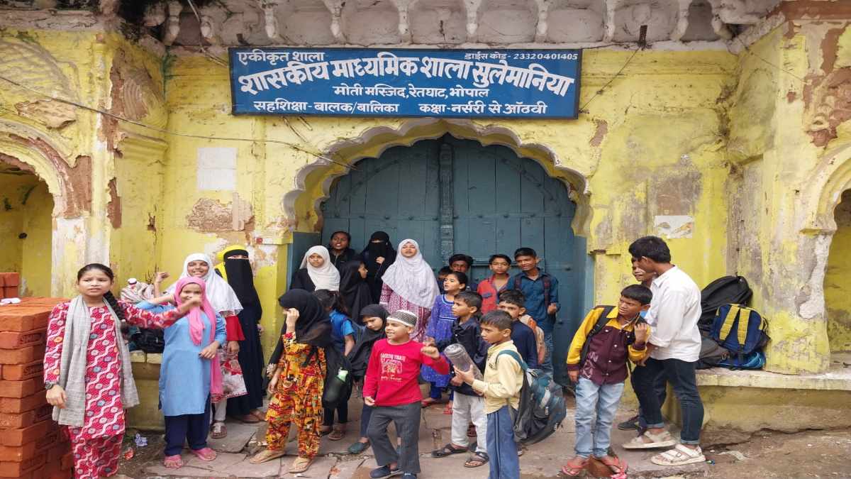 स्टूडेंट्स का प्रदर्शन: स्कूल शिफ्टिंग को लेकर विद्यार्थियों का विरोध, दूरी के कारण नहीं जाना चाहते हमीदिया स्कूल