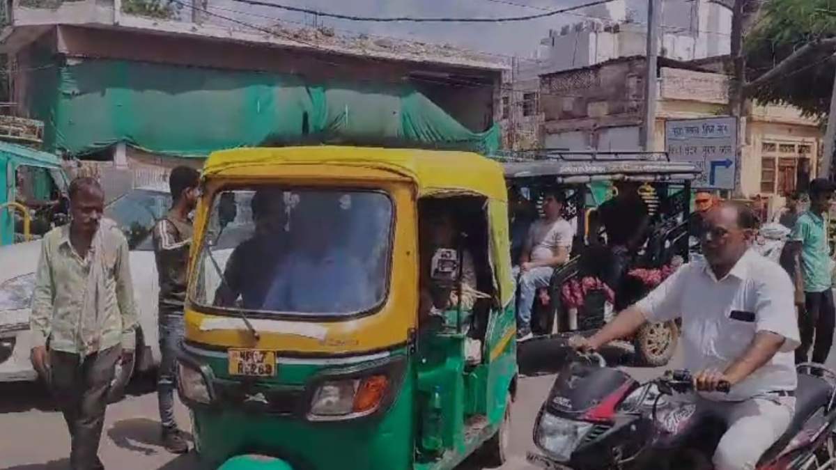 हड़ताल के नाम पर ऑटो-टेंपो संघ की गुंडागर्दी: टेंपो और ऑटो की निकाली हवा, सवारियों को हो रही परेशानी, 11 सूत्रीय मांगों को लेकर अड़े   