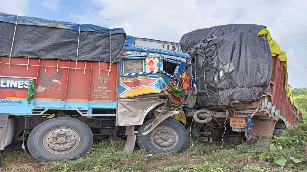 जबलपुर में दर्दनाक हादसा: सड़क किनारे खड़े ट्रक से टकराया दूसरा ट्रक, 4 लोगों की मौत, एक घायल