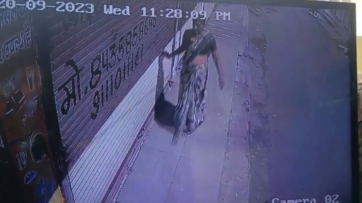 इंदौर में टोने-टोटके का मामला: दुकान के बाहर लाल रंग जैसा पदार्थ छिड़कते CCTV में कैद हुई महिला, पुलिस में शिकायत दर्ज