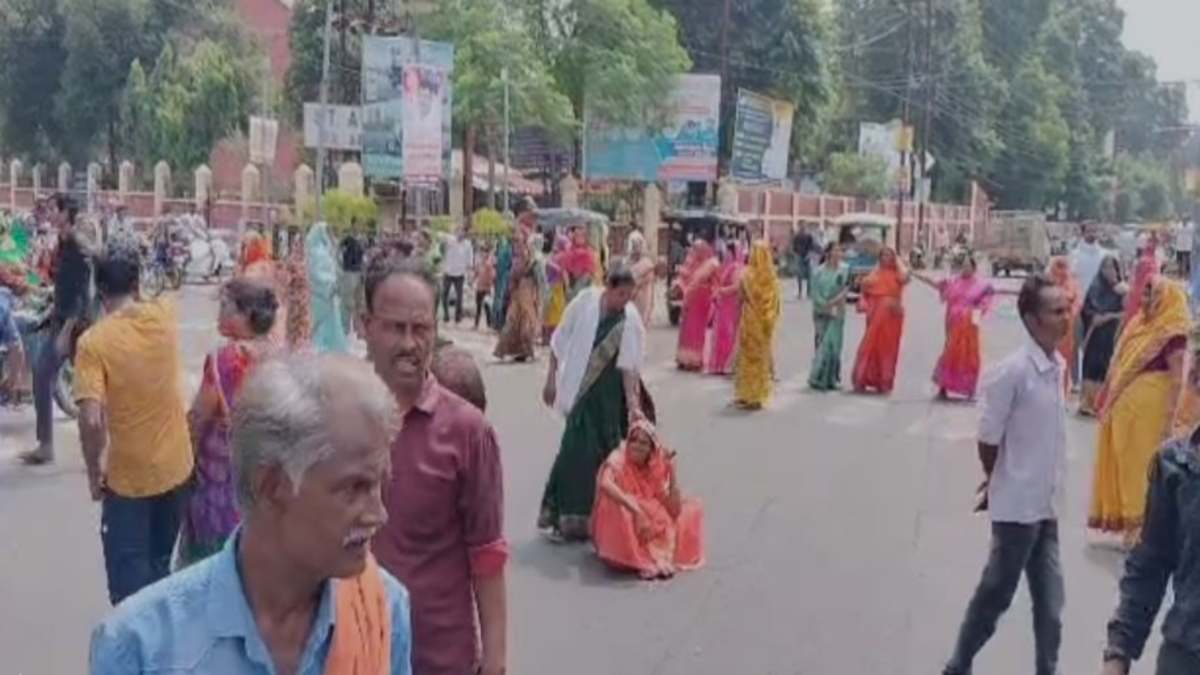 जबलपुर में सड़क पर शव रखकर प्रदर्शन: आरोपियों के खिलाफ कार्रवाई की मांग, कल मकान खाली कराने के दौरान हुई थी मौत, पुलिस ने बताया हार्ट अटैक
