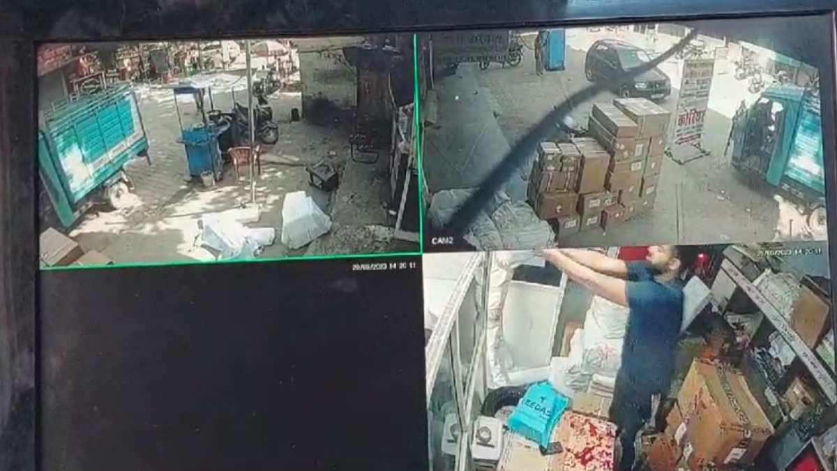 ग्वालियर में गोलियों की गूंज: दो पक्षों के बीच फायरिंग, 2 लोग घायल, घटना CCTV में कैद, क्षेत्र में दहशत का माहौल