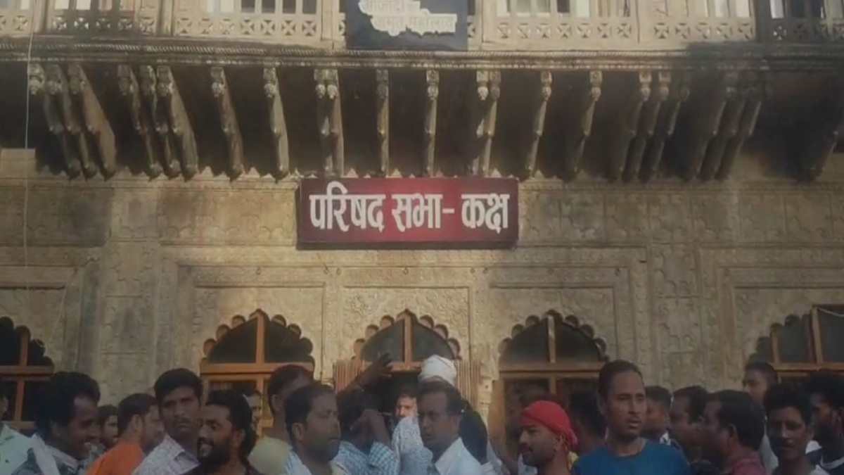 विनियमित और आउटसोर्स कर्मचारियों ने नगर निगम परिषद का किया घेराव: पार्षदों को बनाया बंधक, ये रही वजह