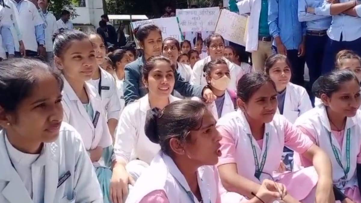 परीक्षा नहीं तो मतदान नहींः नर्सिंग छात्रों ने उच्च शिक्षा मंत्री के बंगले के बाहर किया विरोध प्रदर्शन, 3 साल से एक ही कक्षा में पढ़ने की मजबूरी