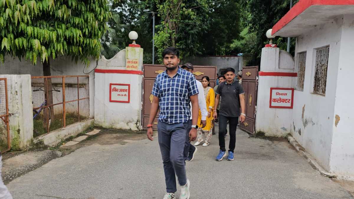 CBMO पर प्रताड़ित करने का आरोप: सामुदायिक स्वास्थ्य अधिकारियों ने कलेक्टर बंगले का किया घेराव