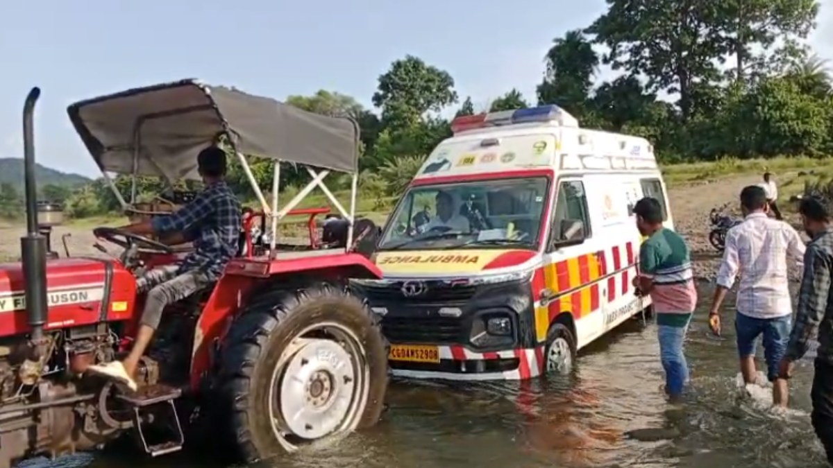 बीच नदी में फंसी एम्बुलेंस: 3 साल पहले बहा पुल अब तक नहीं बना, जान जोखिम में डालकर पुल पार करते हैं स्कूली छात्र-छात्राएं