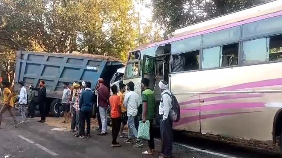 यात्री बस और रेत से भरे डंपर में भीषण टक्कर: सड़क पर बैठी तीन गायों की मौत, बस में फंसा ड्राइवर, घटना के 2 घंटे बाद भी नहीं पहुंची पुलिस