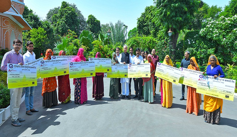 Rajasthan News: मुख्यमंत्री ने किसान क्रेडिट कार्ड दुर्घटना बीमाधारकों के परिजनों को सौंपे 10-10 लाख रुपए के चैक