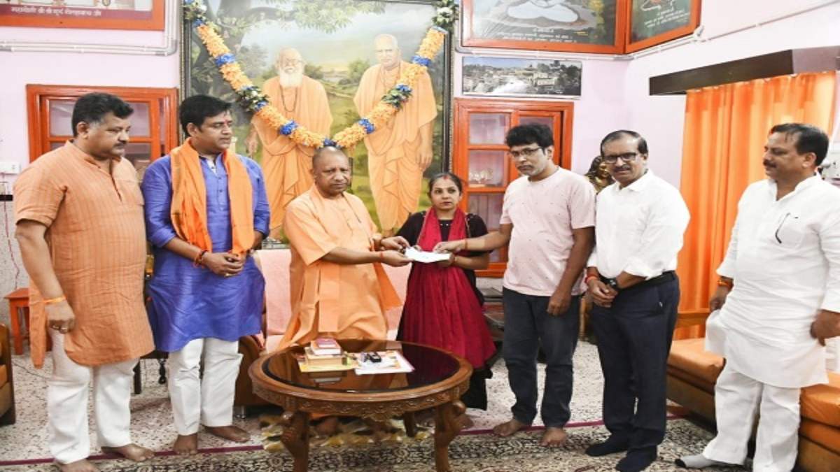 CM योगी ने महिला व्यवसायी की आर्थिक मदद की, 5 लाख का सौंपा चेक