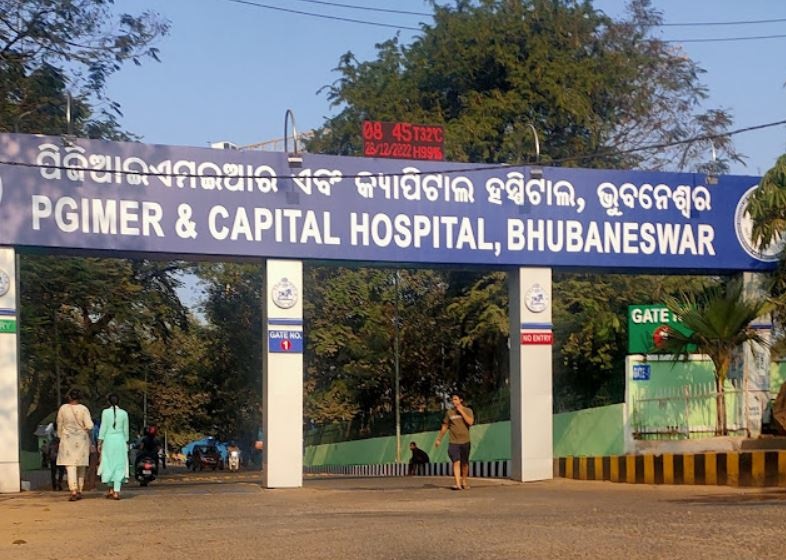 Capital Hospital Bhubaneswar में बच्चा बदलने के आरोप में बवाल, पिता ने अब पत्नी और बच्चे को घर ले जाने से किया इंकार