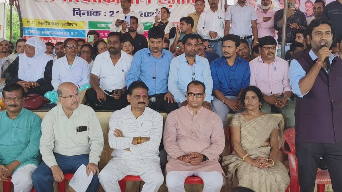 BREAKING : स्वास्थ्य कर्मचारियों ने स्थगित की हड़ताल, निलंबित-बर्खास्त कर्मचारियों की बहाली का मिला आश्वासन…
