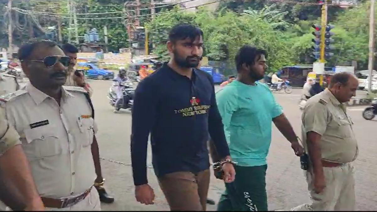 कुख्यात बदमाश मुख्तार का बेटा गिरफ्तारः पुलिस ने दो बदमाशों का निकाला जुलूस, वाहन और हथियार बरामद