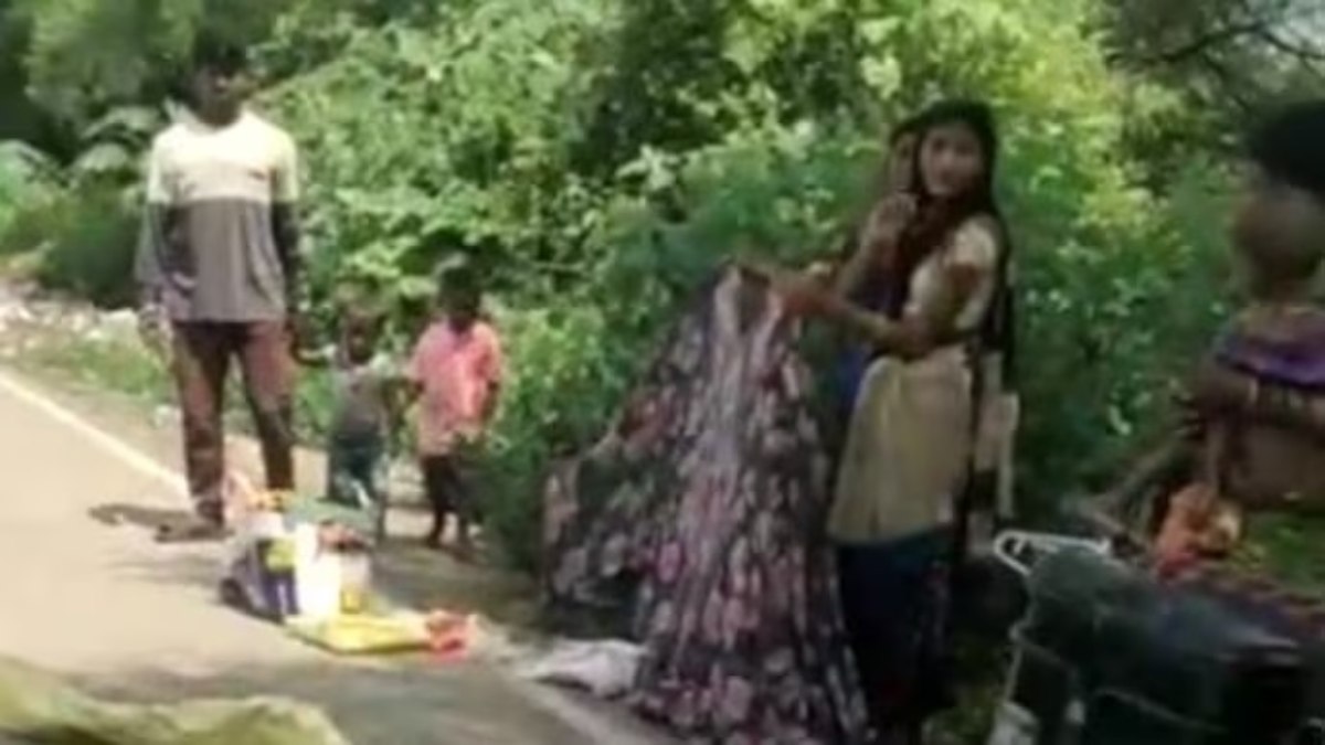हाईवे के किनारे एम्बुलेंस पर महिला ने जुड़वा बच्चों को दिया जन्म, कहां गई जननी एक्सप्रेस ?