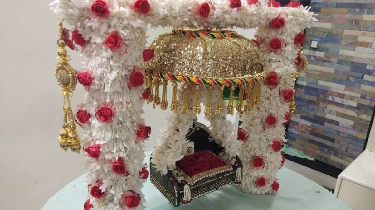 घर में रखी इन चीजों से आसानी से सजाएं लड्डू गोपाल का मंदिर, झूला बनाने के लिए लगेंगे ये समान …