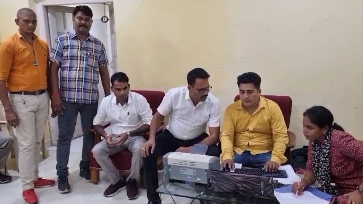 2 लाख रिश्वत लेते CMO गिरफ्तार: बिल पास करने के बदले ठेकेदार से मांगी थी घूस, लोकायुक्त ने की कार्रवाई