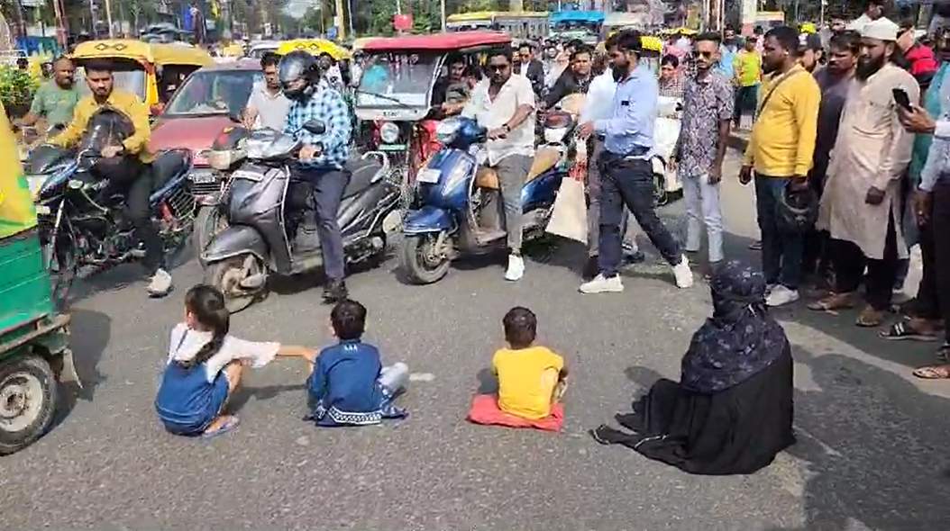 अजब एमपी की गजब पुलिसः रेप पीड़िता तीन मासूम बच्चों के साथ बैठी धरने पर, पुलिस पर लगाया ये आरोप