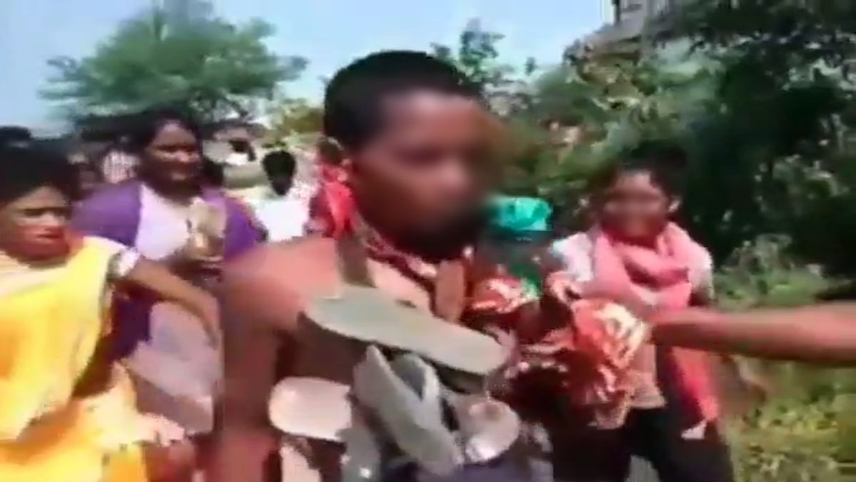 पीरियड्स के दौरान इस्तेमाल कपड़ों को उठा ले जाता था युवक: महिलाओं ने जूतों की माला पहनाकर निकाला जुलूस, जमकर पिटाई भी की