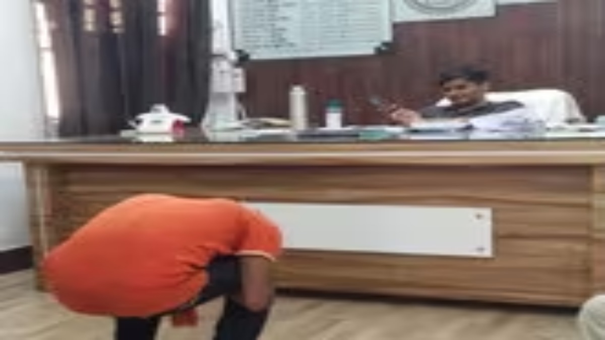SDM ने फरियादी को चैंबर में बनाया मुर्गा, Video वायरल होने के बाद मचा हड़कंप, DM ने हटाया
