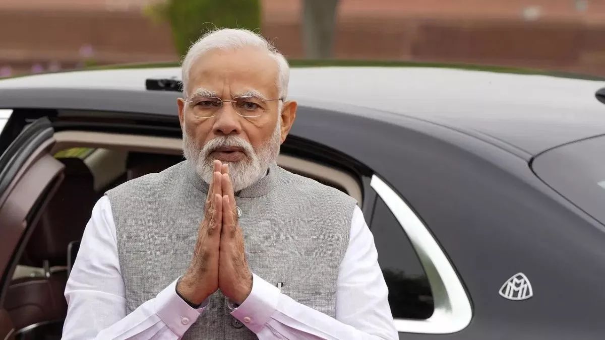 प्रधानमंत्री मोदी पहुंचे वाराणसी, अंतरराष्ट्रीय क्रिकेट स्टेडियम की रखेंगे आधारशिला