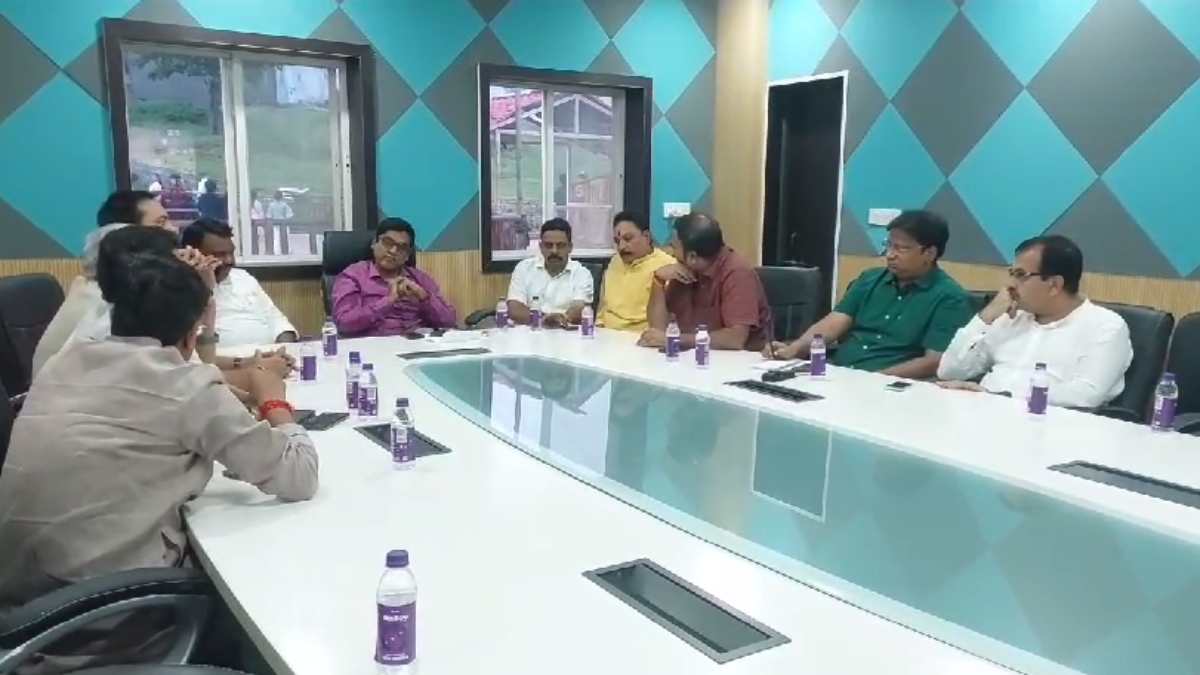 महाकालेश्वर मंदिर में ड्रेस कोड लागू: धोती-सोला पहनने पर ही गर्भगृह में प्रवेश मिलेगा, महिलाओं के लिए साड़ी कंपलसरी