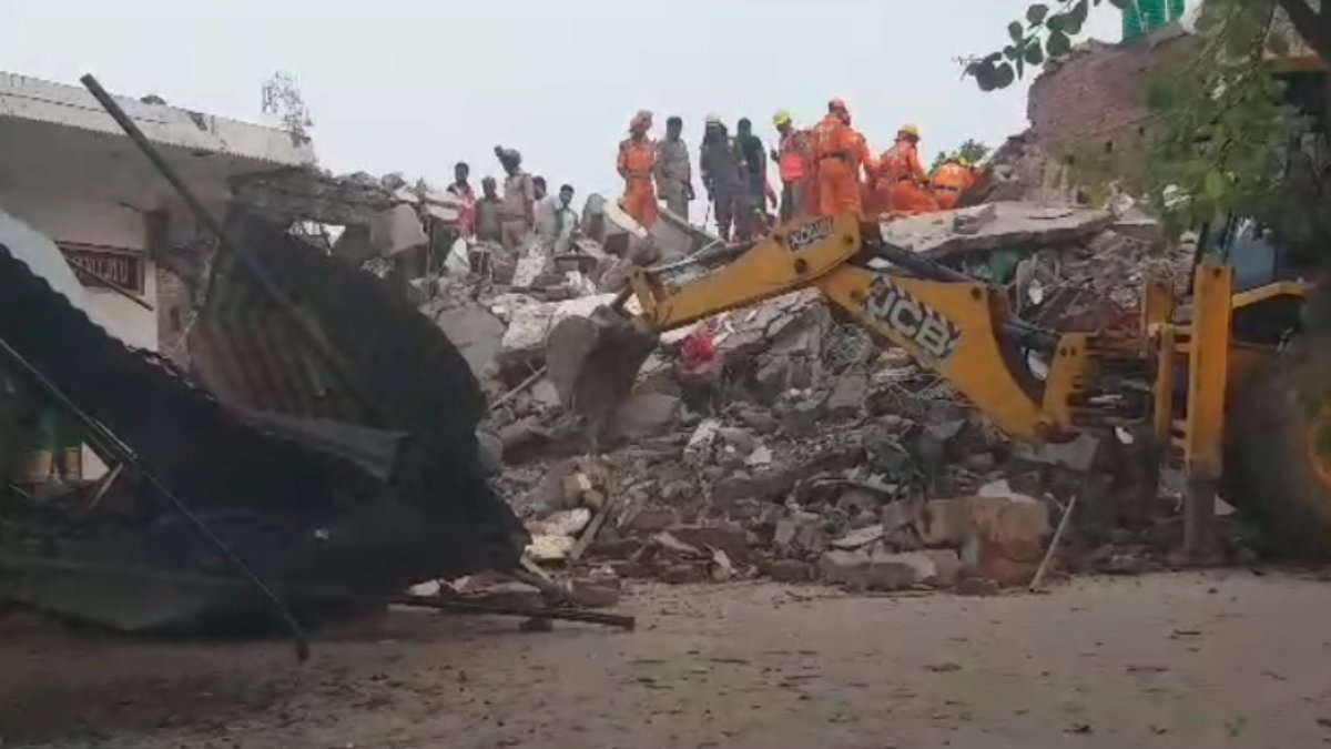 ताश के पत्तों की तरह भरभराकर गिरा तीन मंजिला मकान, तीन लोगों की मौत, 8 गंभीर, मलबे में अभी फंसे हैं 3 व्यक्ति