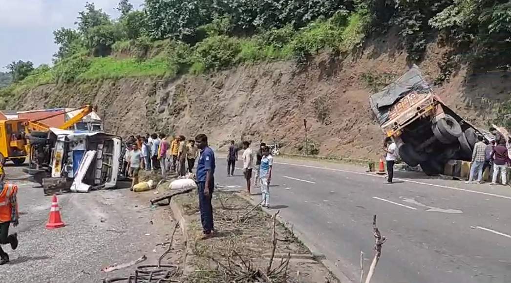 MP सड़क हादसे में एक मौतः इंदौर से पुणे जा रही बस को कंटेनर ने पीछे से मारी टक्कर, दो दर्जन यात्री घायल