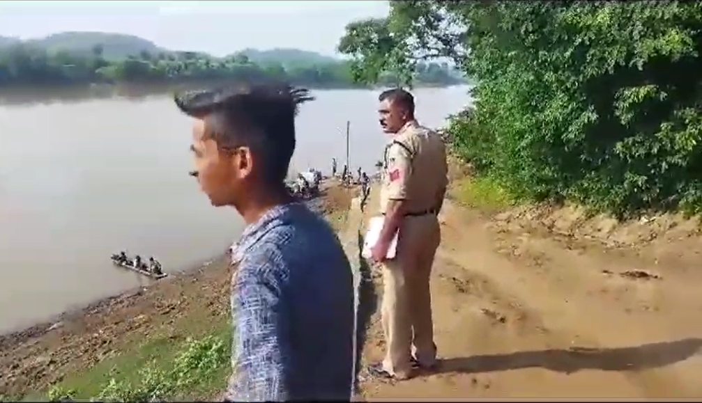 इस शख्स की किस्मत ही खराब निकलीः नदी में डूबते वक्त बचाने के दौरान हाथ छुड़ाकर कूद गया, 24 घंटे से तलाश जारी, देखें लाइव वीडियो